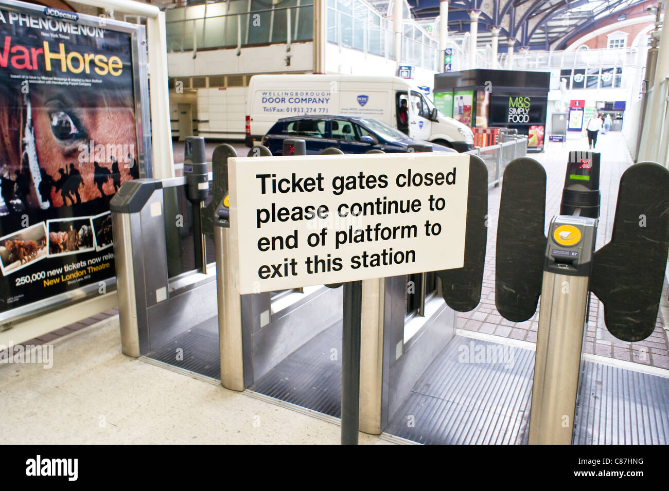 Ticket automatique vannes à la gare de Londres, fermé Banque D'Images
