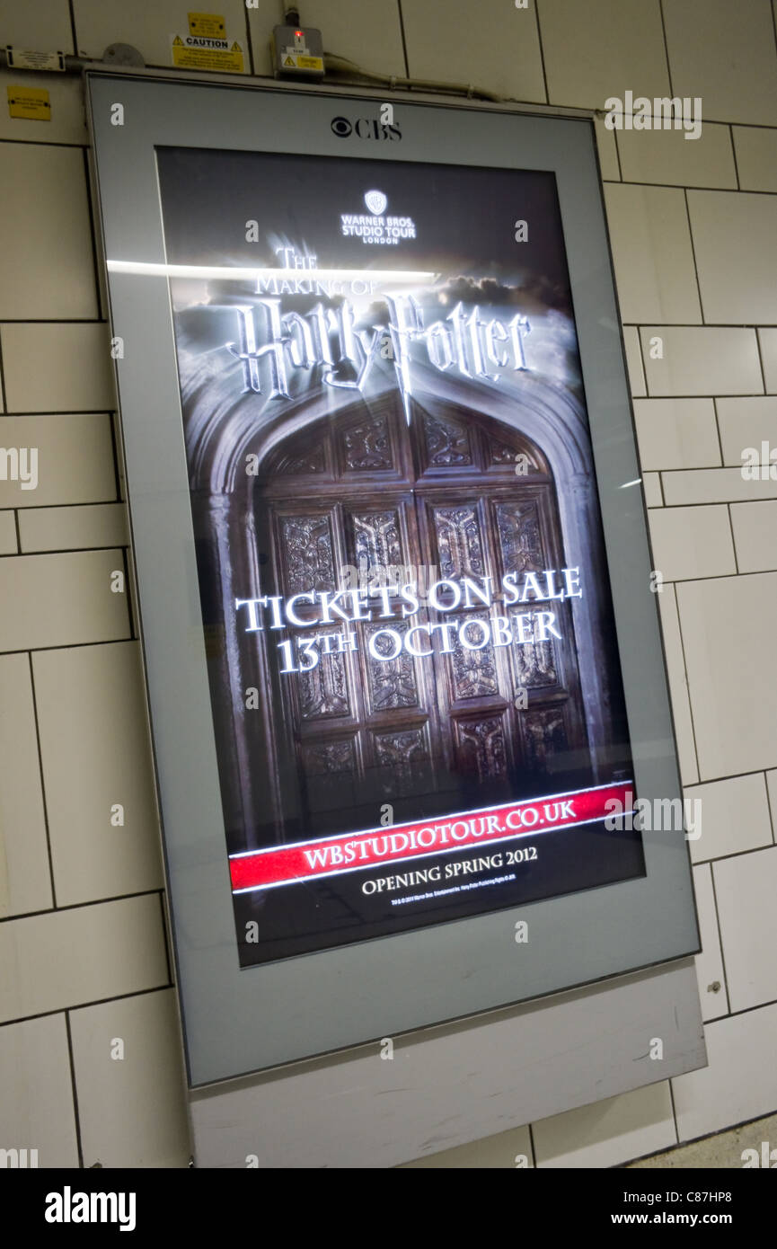 Une affiche publicitaire à Londres une visite guidée de la Warner Bros studio et la réalisation d'Harry Potter ; Octobre 2011 Banque D'Images