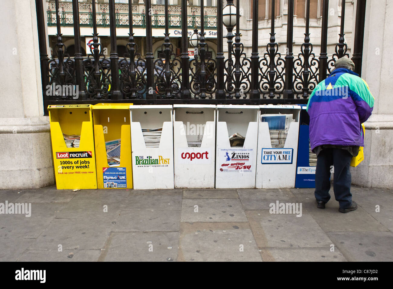 Des journaux internationaux gratuits au Charing Cross, Londres Banque D'Images