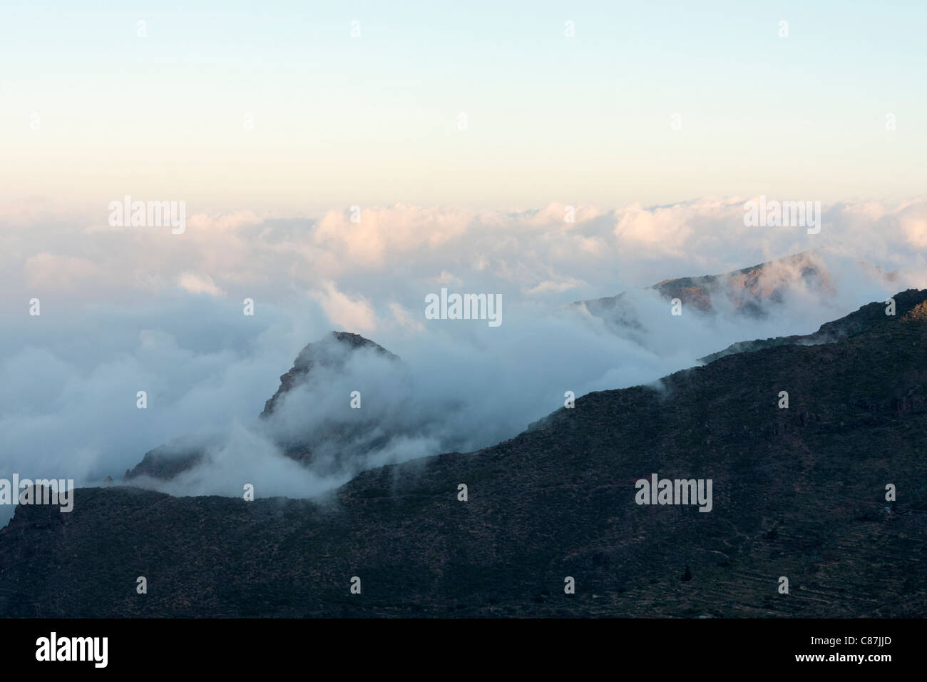 Tôt le matin, attraper cloud dès les premiers rayons de l'aube comme le rock Blanco Risco et falaises de Los Gigantes peep à travers. Tenerife, Banque D'Images