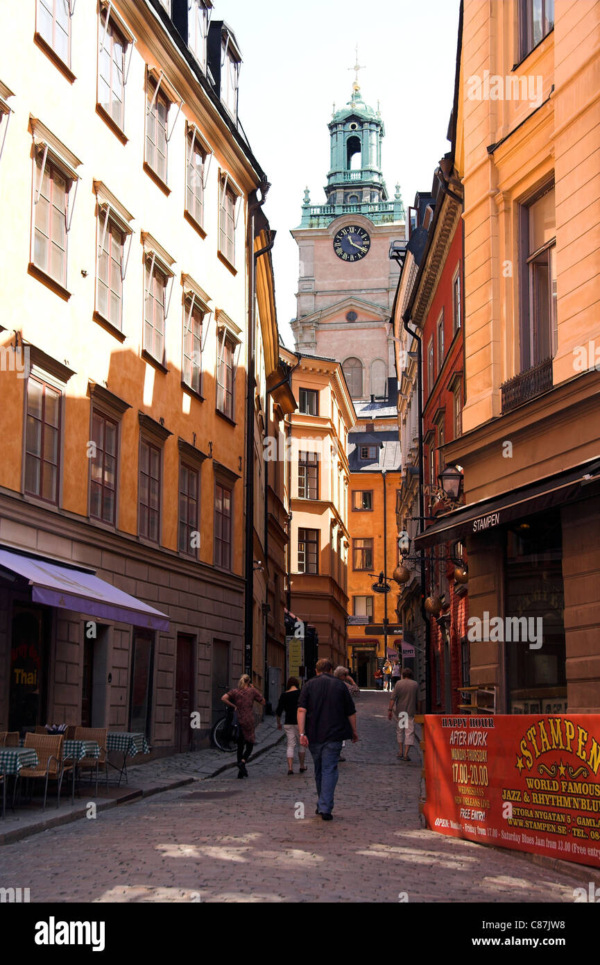 La rue médiévale à Gamla Stan, Storkyrkan, avec en arrière-plan, la vieille ville, Stockholm Suède Banque D'Images