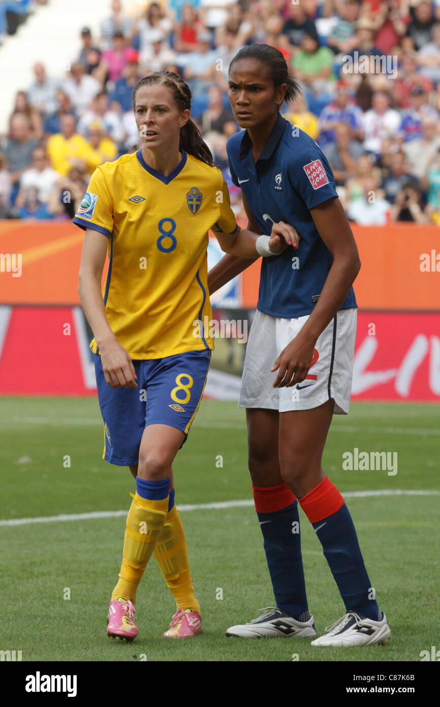 Lotta Schelin de Suède (L) et Wendie Renard de France (R) attendre un  corner durant la Coupe du Monde féminine 2011 Troisième place Photo Stock -  Alamy