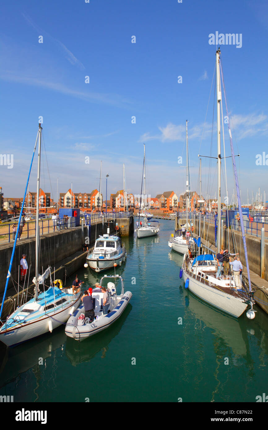 Bateaux en stationnement au port souverain Eastbourne East Sussex UK GO Banque D'Images