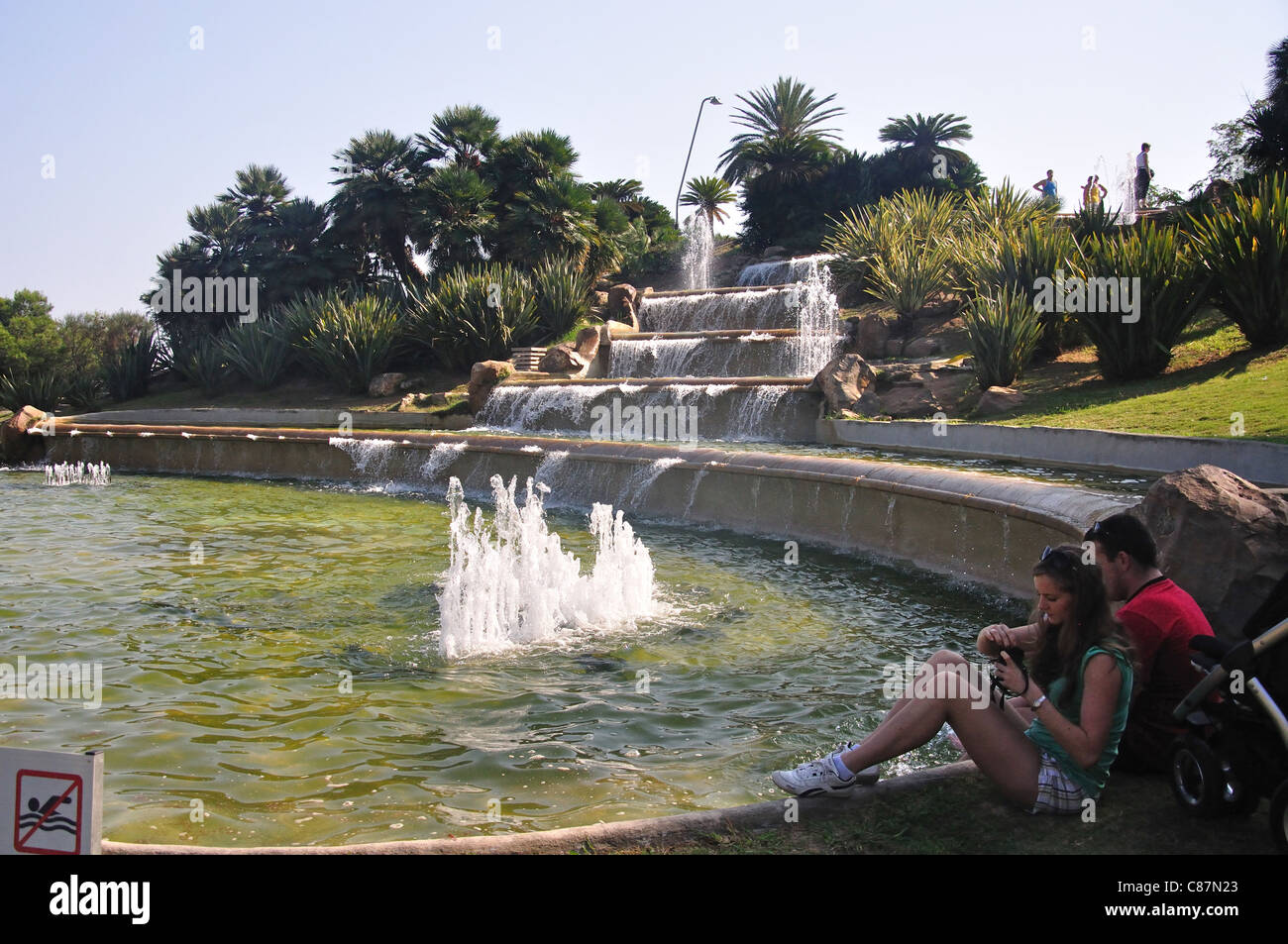 Cascade et fontaine dans le Jardin de Joan Brossa, Montjuïc, Barcelone, Province de Barcelone, Catalogne, Espagne Banque D'Images