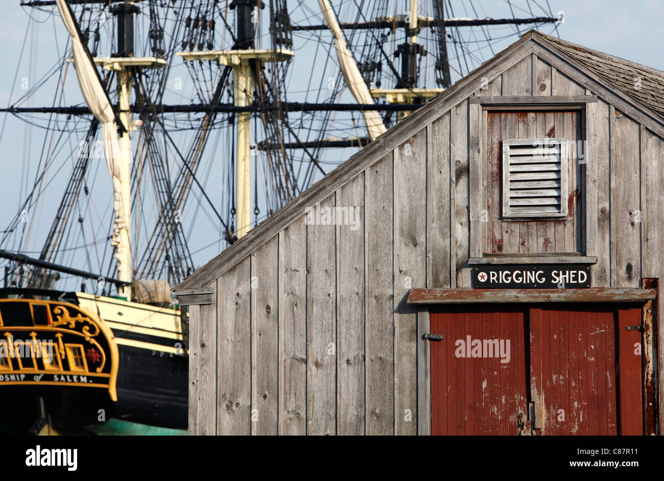 Vue du quai avec l'amitié de Salem tall ship dans le Lieu Historique National Maritime de Salem, Salem, Massachusetts Banque D'Images