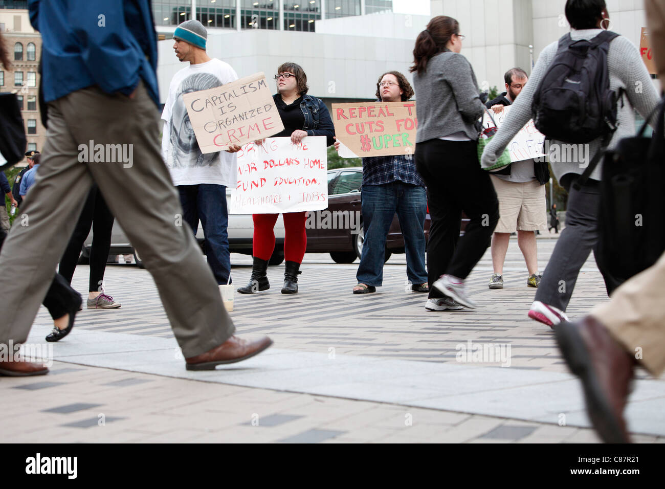 Les manifestants occupent de protestation au centre-ville de Boston Boston (Massachusetts), comme les navetteurs à la maison. Banque D'Images