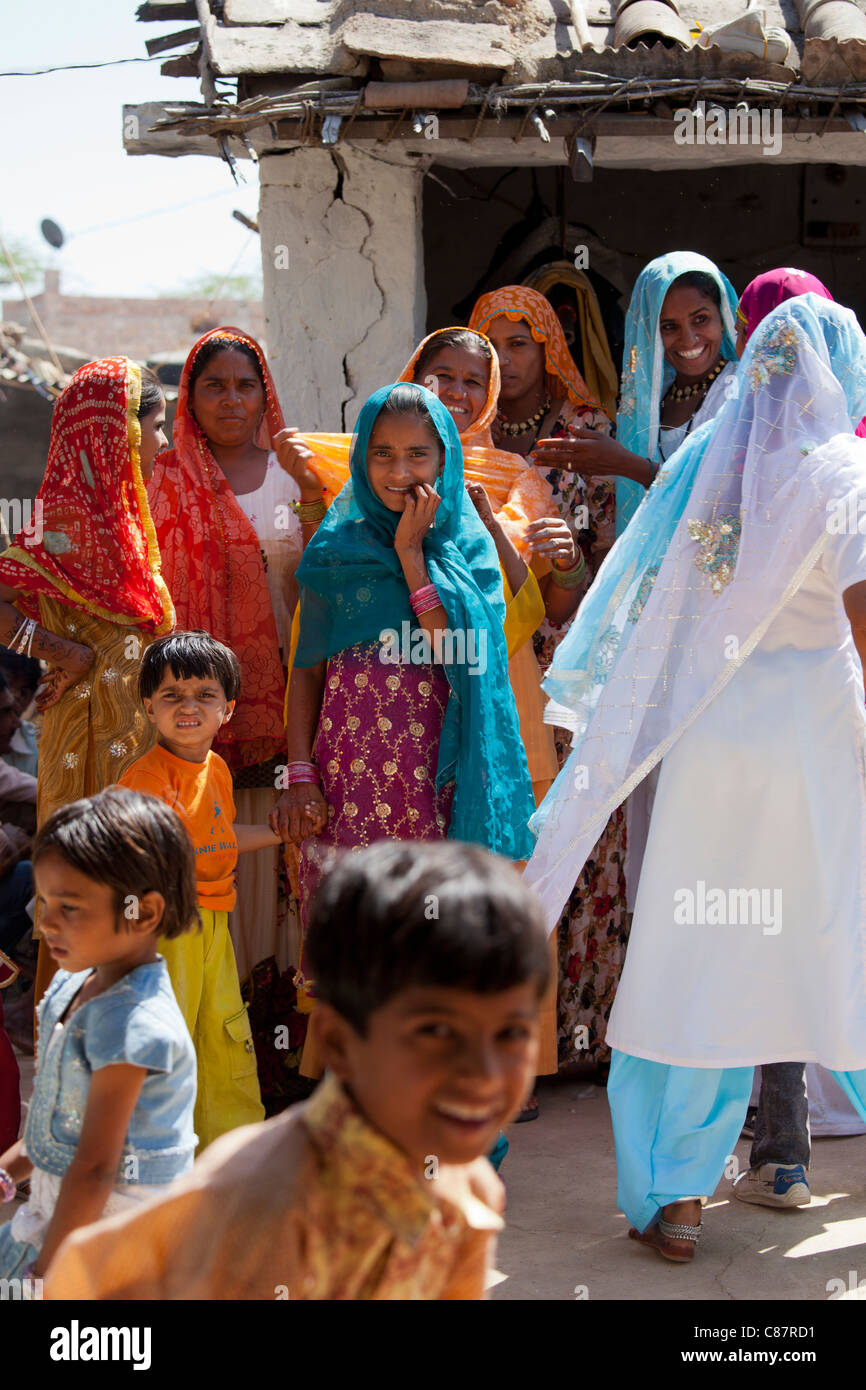 Mariage indien avec des invités habillés de leurs plus beaux saris embelli dans village de Rohet au Rajasthan, Inde du Nord Banque D'Images