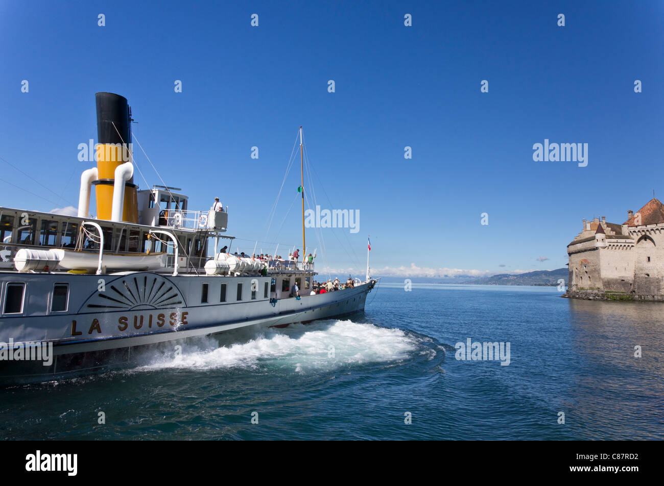 Le lac de Genève à aubes La Suisse à "en arrière toute" comme il arrive à l'embarcadère au château de Chillon sur le Lac Léman Banque D'Images