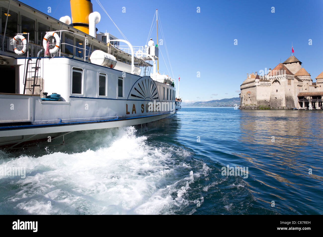 Le lac de Genève à aubes La Suisse à propos de passer par le château de Chillon sur le Lac Léman Banque D'Images