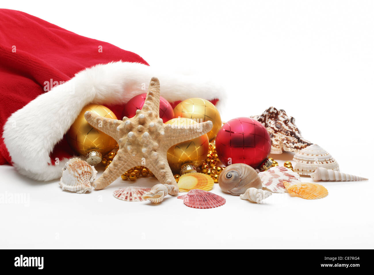 Sac du père Noël avec des boules et les coquillages,isolé sur blanc. Banque D'Images