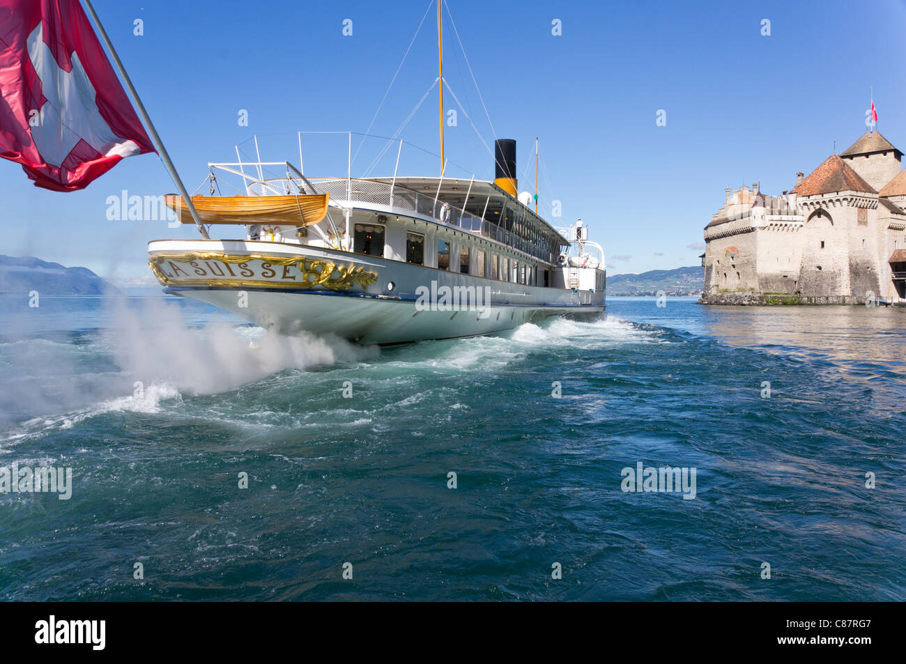 Le lac de Genève à aubes La Suisse passe le château de Chillon sur le Lac Léman Banque D'Images