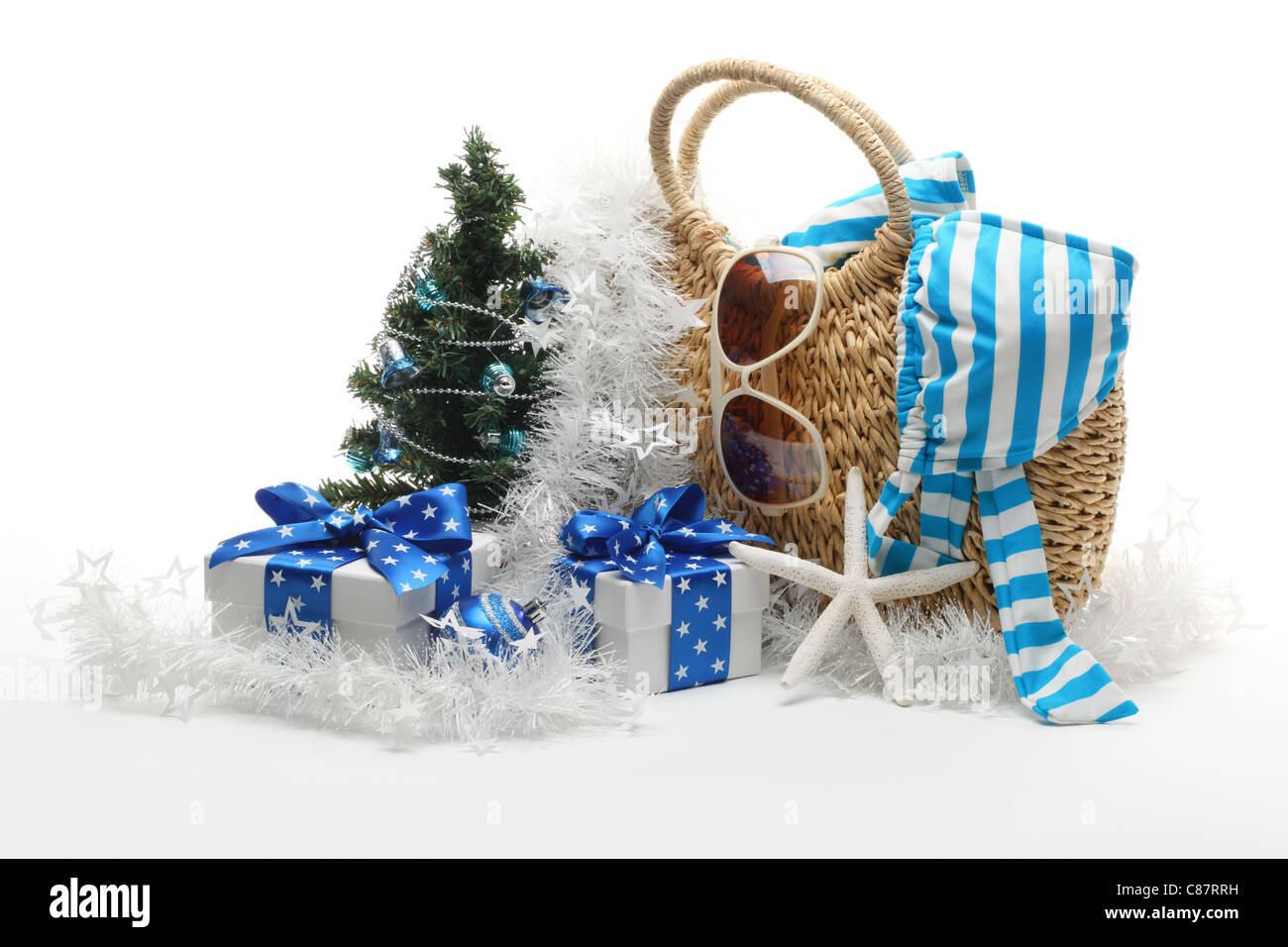 Arbre de Noël avec des accessoires de plage sur fond blanc. Banque D'Images