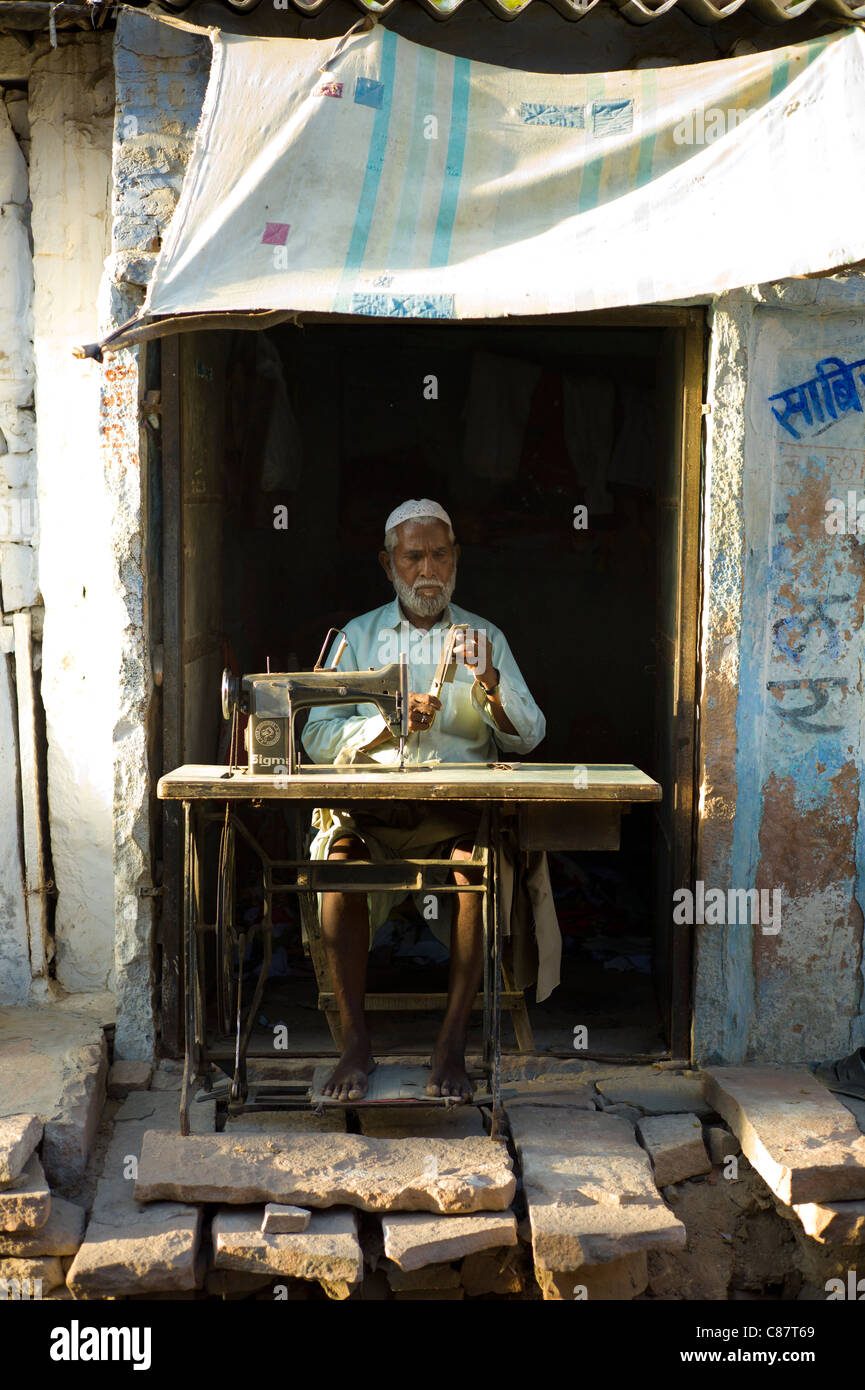 L'homme indien avec machine à coudre dans village de Rohet au Rajasthan, Inde du Nord Banque D'Images