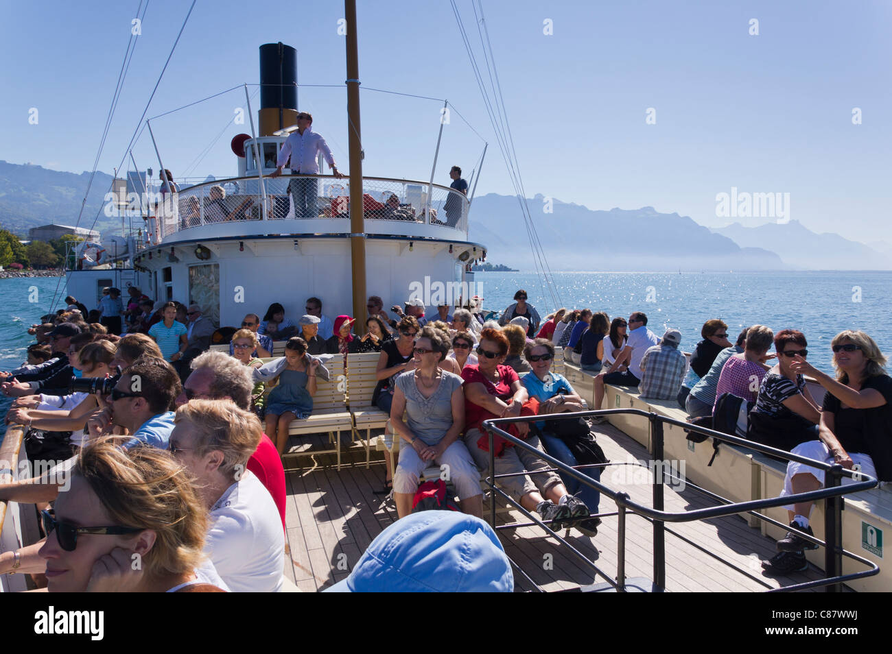 Les touristes profitant d'une journée sur le Lac Léman à aubes La Suisse Banque D'Images