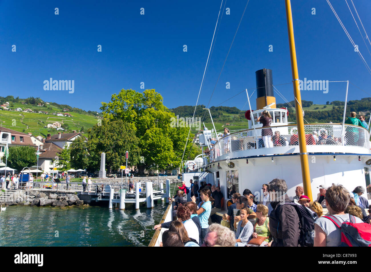 Les touristes profitant d'une journée sur le Lac Léman à aubes La Suisse Banque D'Images