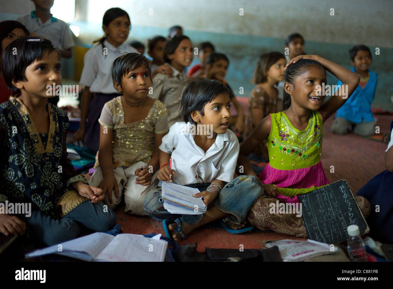Les enfants indiens à Rajyakaiya Narlai village, l'école dans le Rajasthan, Inde du Nord Banque D'Images