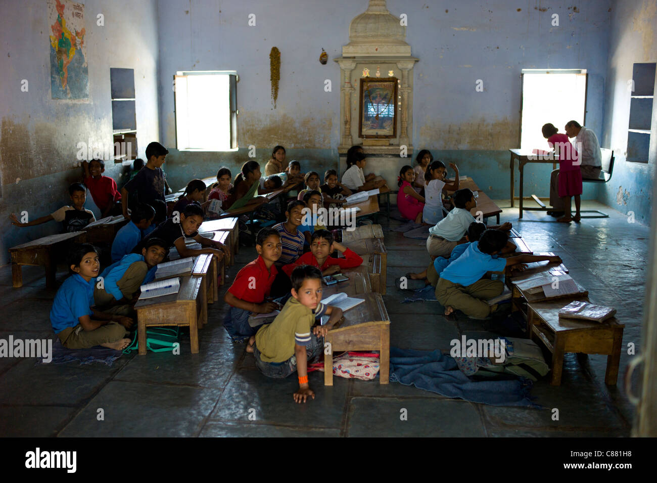 Les enfants indiens à Rajyakaiya Narlai village, l'école dans le Rajasthan, Inde du Nord Banque D'Images