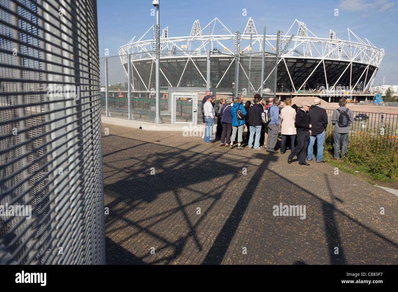 Les visiteurs d' le plus proche de la Voie verte vue voir le stade principal au Parc olympique de Stratford en 2012. Banque D'Images