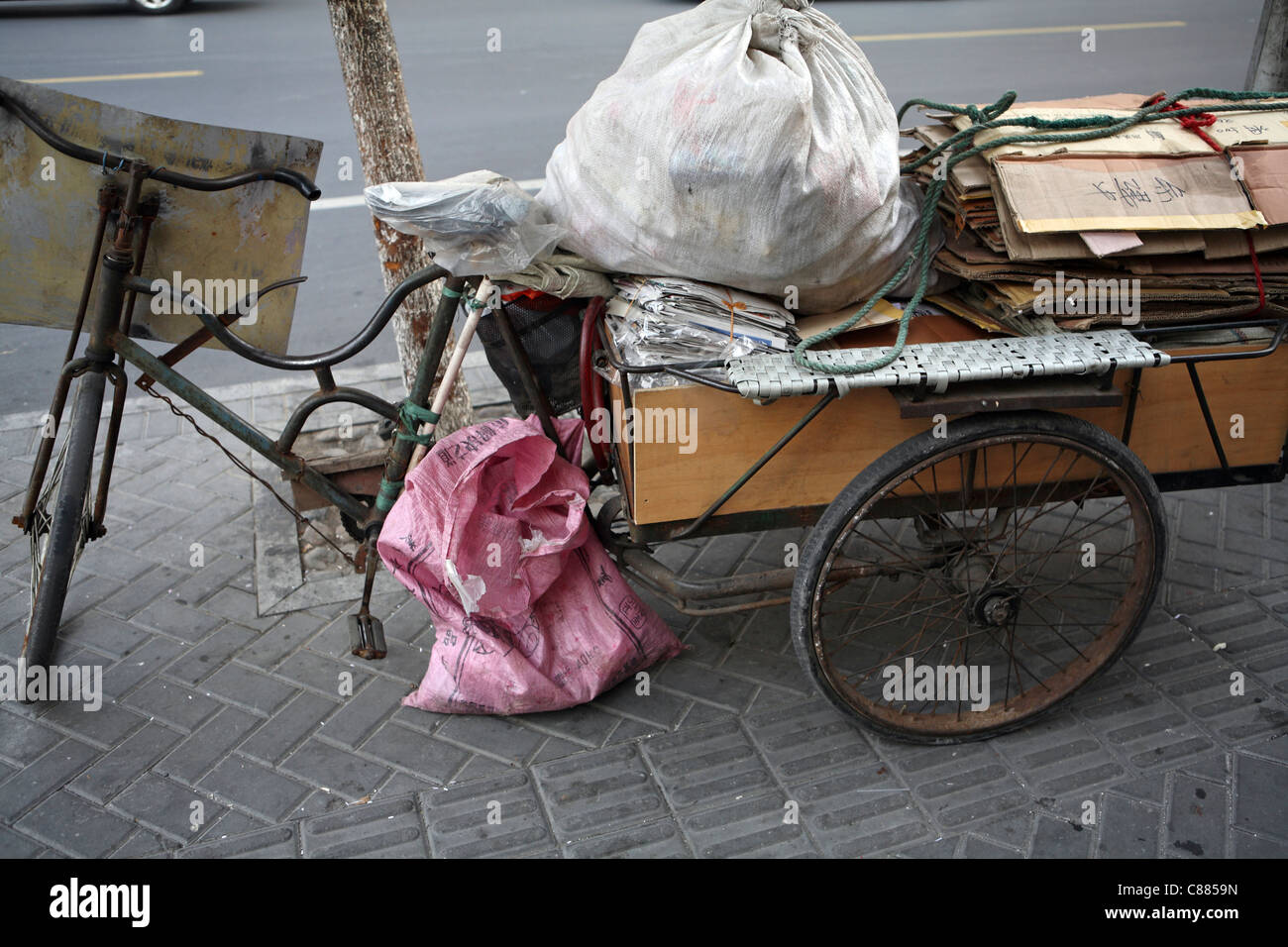 Le recyclage dans les rues de Hangzhou, Chine. Les travailleurs migrants itinérants migrent vers la ville à la recherche de vie prospère Banque D'Images