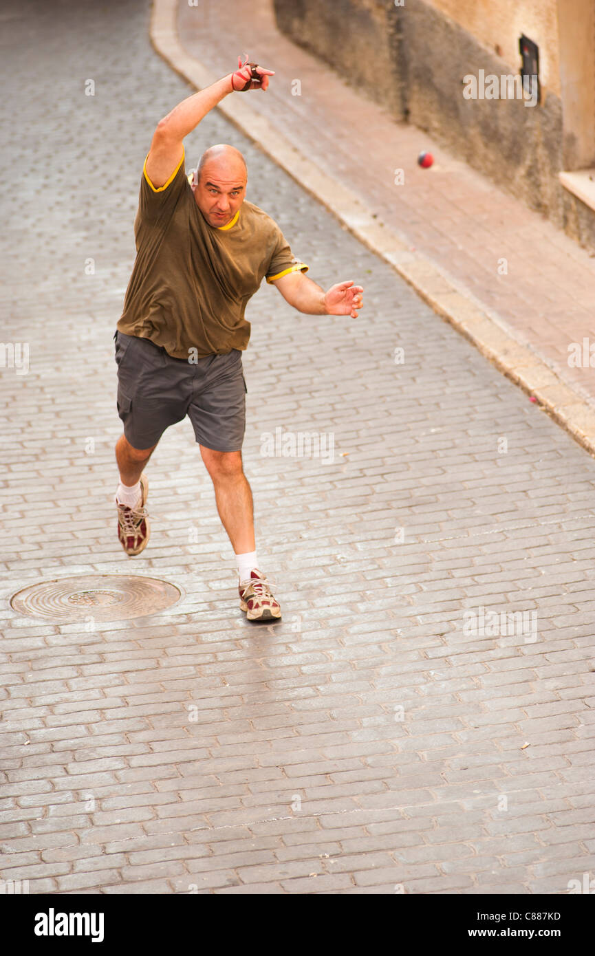 Joueur de pelote basque espagnol traditionnel l'exécution d'un service Banque D'Images