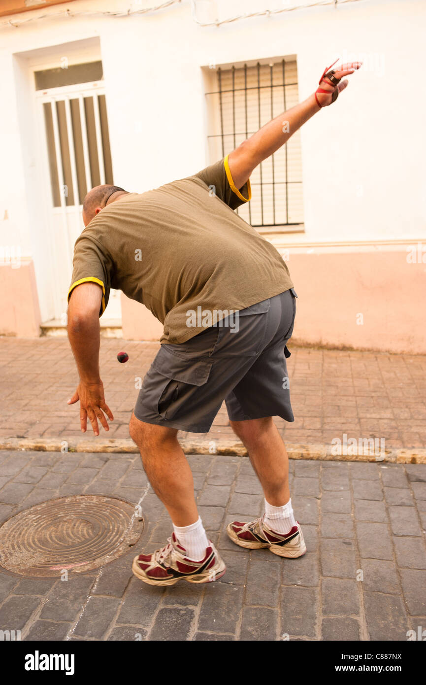 Joueur de pelote basque espagnol traditionnel l'exécution d'un service Banque D'Images