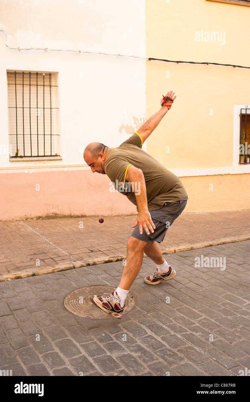 Joueur de pelote basque espagnol traditionnel l'exécution d'un service Banque D'Images
