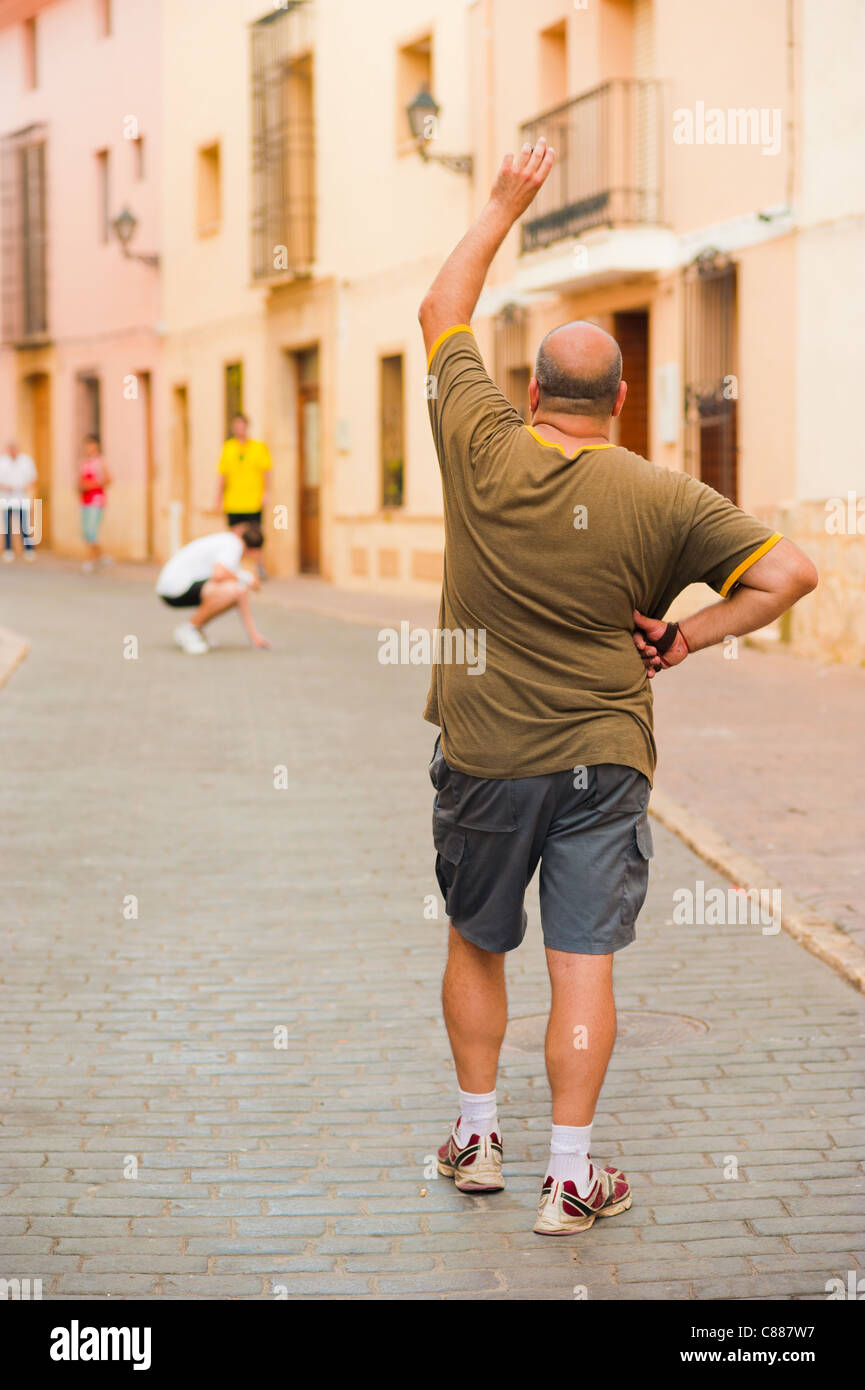 Joueur de pelote basque espagnol traditionnel l'exécution d'un service Banque D'Images