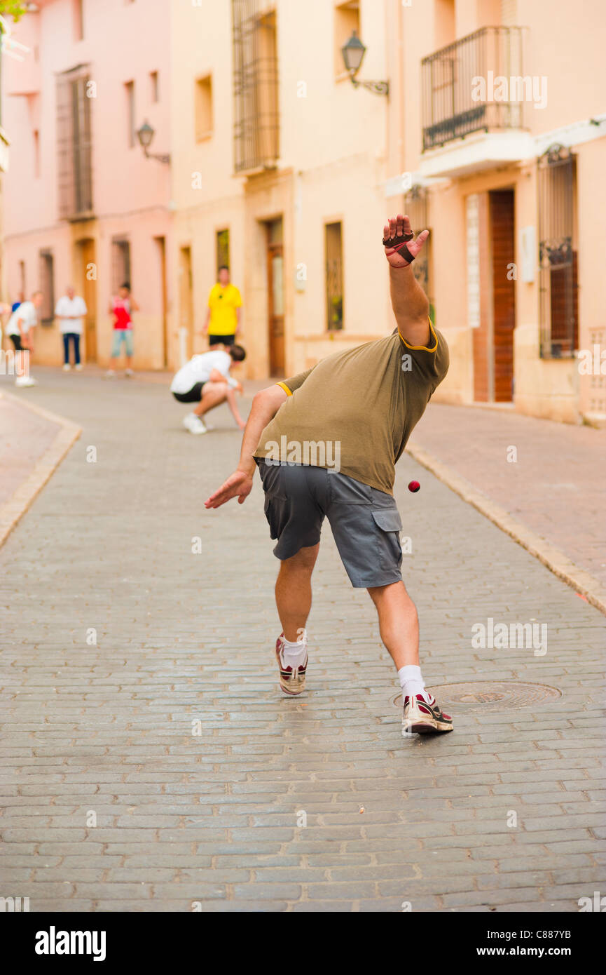 Joueur de pelote basque espagnol traditionnel l'exécution d'un service Banque D'Images