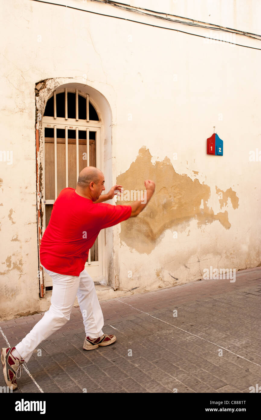 Joueur de pelote basque espagnol traditionnel l'exécution d'un service Banque D'Images