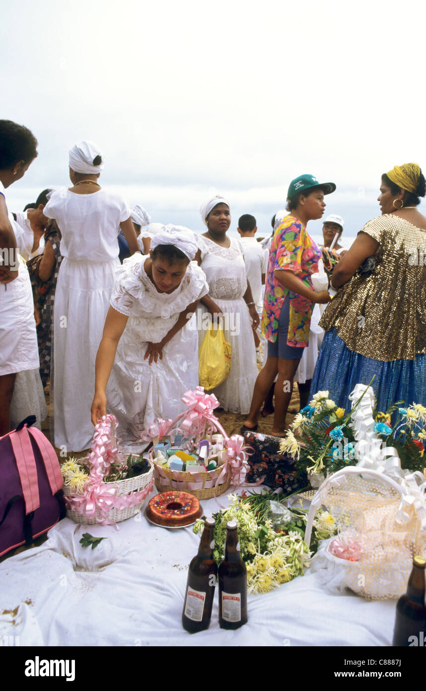 Salvador, Bahia, Brésil. L'épargne distribués sur une feuille blanche ; candomblé fête religieuse de Iemanja. Banque D'Images