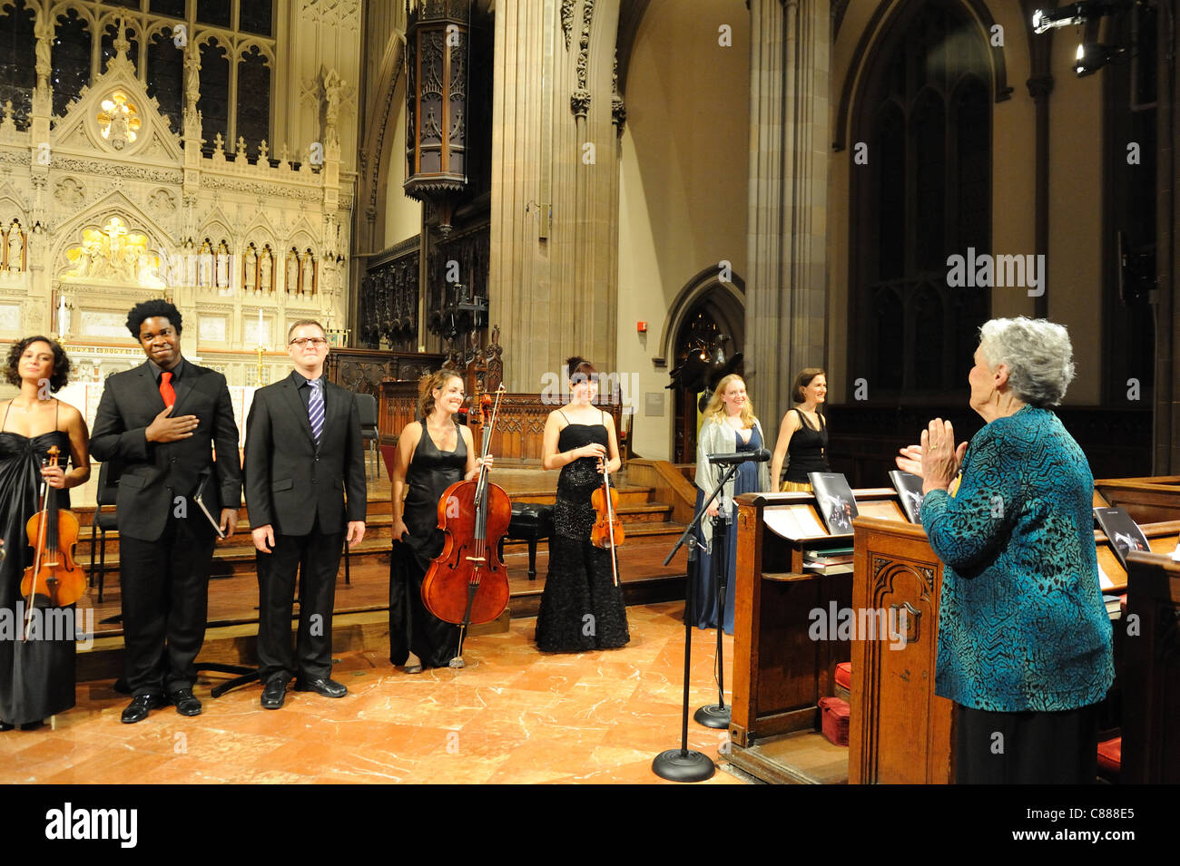 Alice Parker applaudir les musiciens après une performance de son cycle musical, 'Songs pour Eve,' à l'église Trinity à Manhattan. Banque D'Images