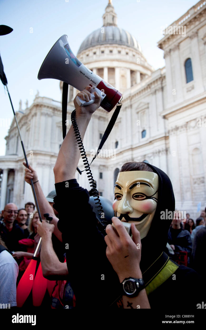 Manifestant masqué avec un mégaphone à l'extérieur de la Cathédrale St Paul avec un mégaphone à la protestation Occupy London, le 15 octobre 2011. La protestation s'étend de nous avec cette manifestations à Londres et dans d'autres villes dans le monde entier. Le mouvement 'occuper' se propage via les médias sociaux. Banque D'Images