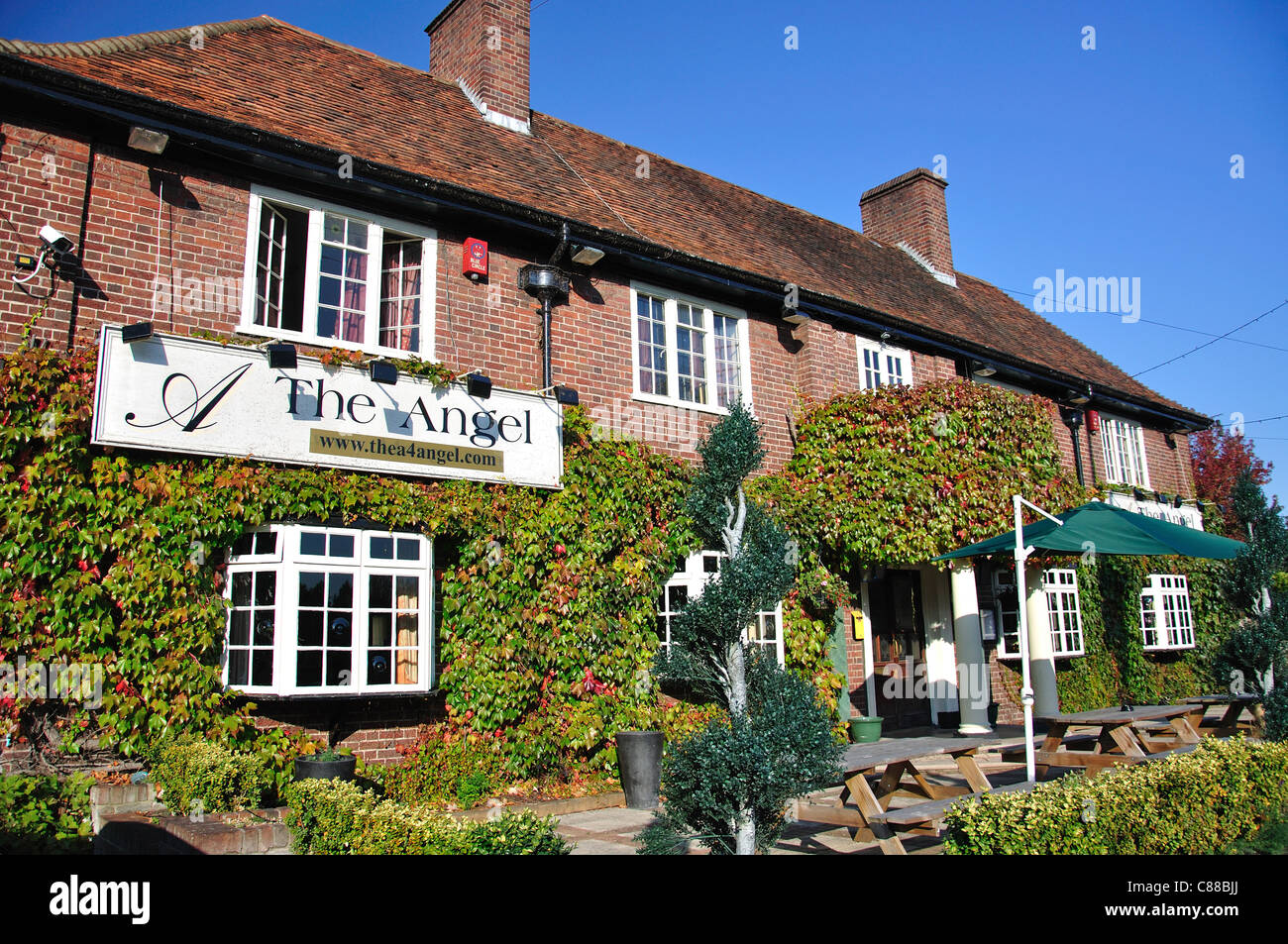 L'Ange Gastro Pub, Bath Road, Woolhampton, Berkshire, Angleterre, Royaume-Uni Banque D'Images