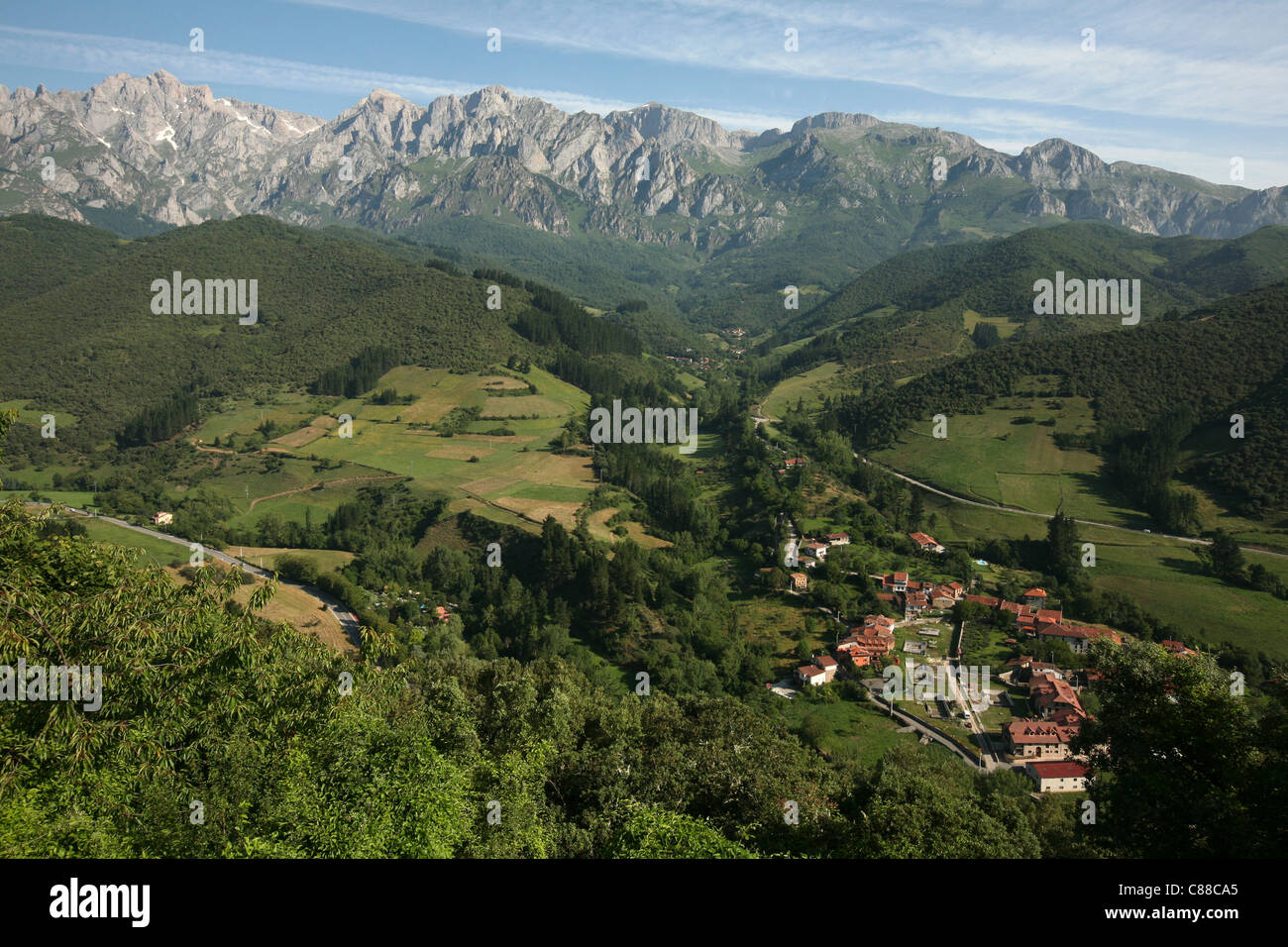 Village de Turieno au pied de la chaîne de montagnes Picos de Europa dans les monts Cantabriques, en Cantabrie, Espagne. Banque D'Images