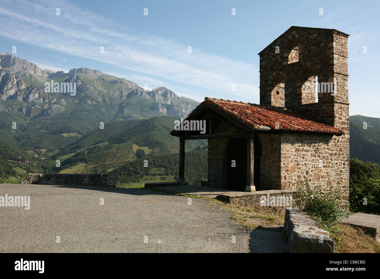 L'ermitage de San Miguel, du monastère de Santo Toribio de Liebana près de Santander en Cantabrie, Espagne. Banque D'Images
