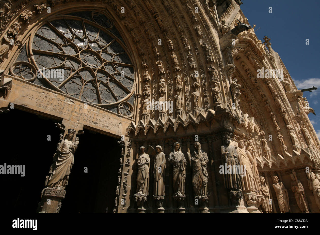 Portail principal de la cathédrale Notre-Dame de Reims, France Photo ...