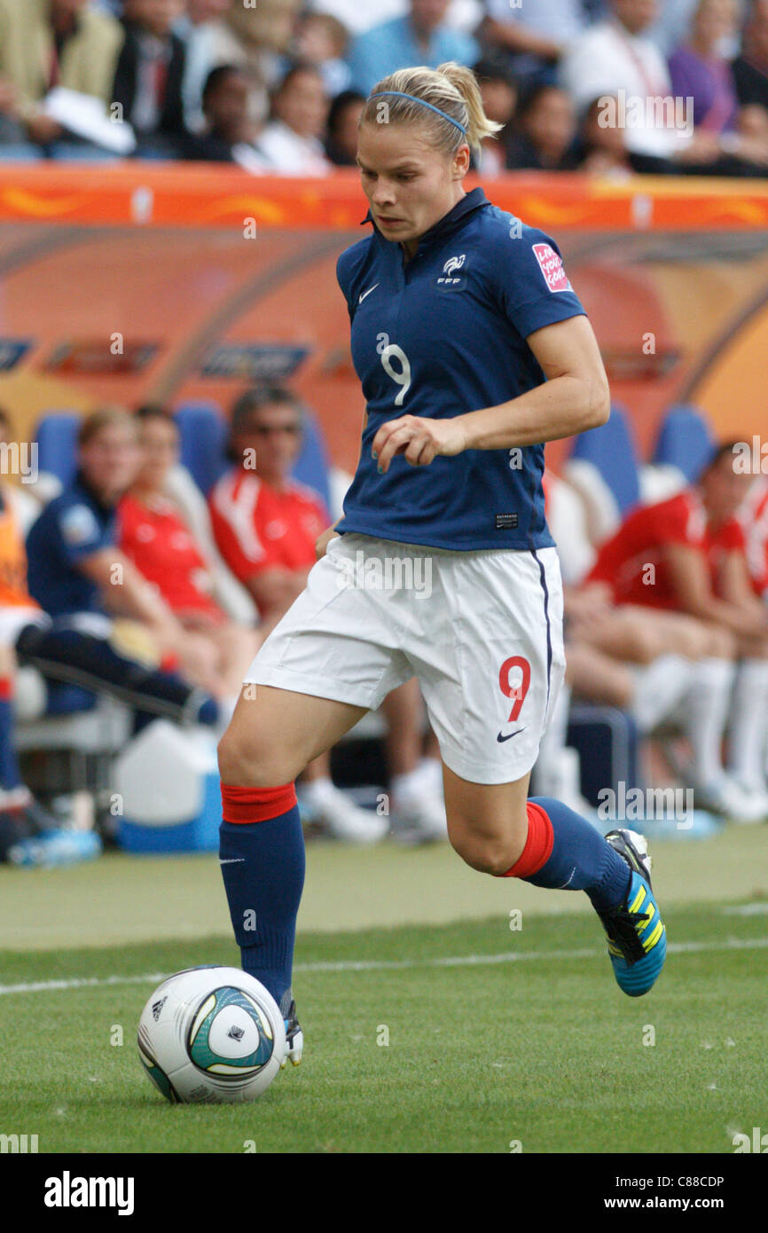Eugénie Le Sommer de France attaques dans la 2011 Coupe du Monde féminine de la fifa la troisième place match contre la Suède. Banque D'Images