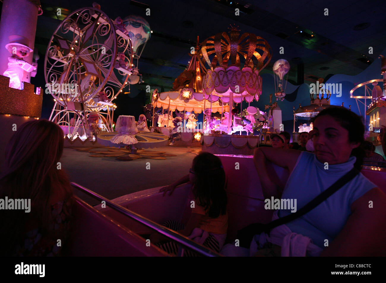 L'intérieur populaire croisière en bateau c'est un petit monde dans la thématique de la terre de Fantasyland à Disneyland Paris, France. Banque D'Images