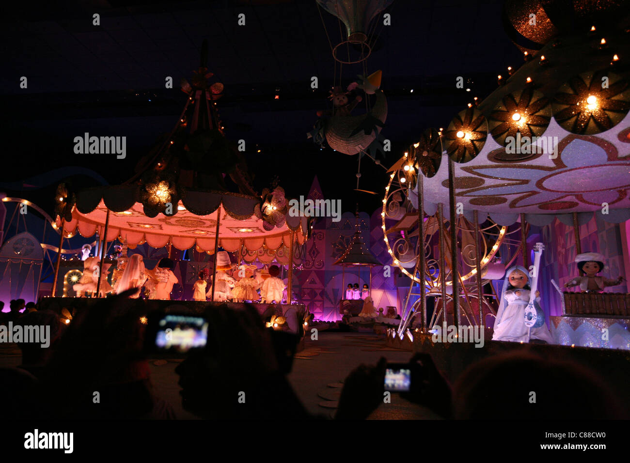 L'intérieur populaire croisière en bateau c'est un petit monde dans la thématique de la terre de Fantasyland à Disneyland Paris, France. Banque D'Images