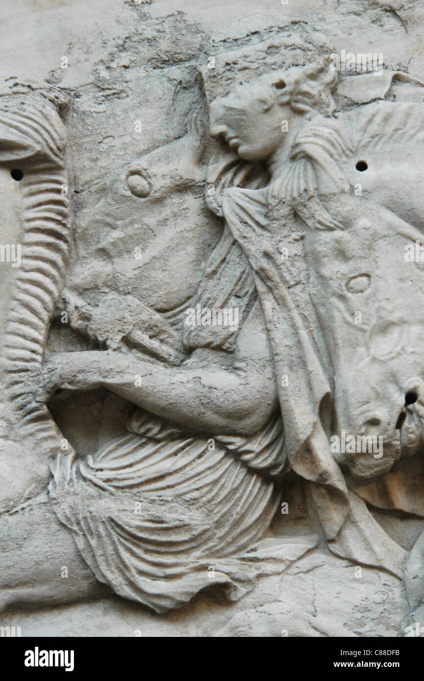 Détail de la frise en marbre d'Elgine de Parthénon vue au British Museum à Londres, Angleterre, Royaume-Uni. Banque D'Images