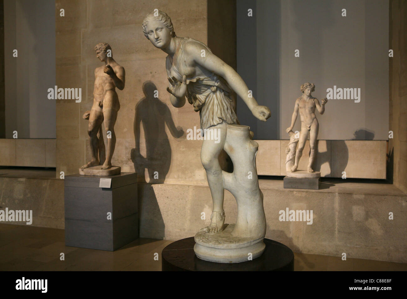 Des statues en marbre romain sur l'affichage dans le musée du Louvre à Paris, France. Banque D'Images