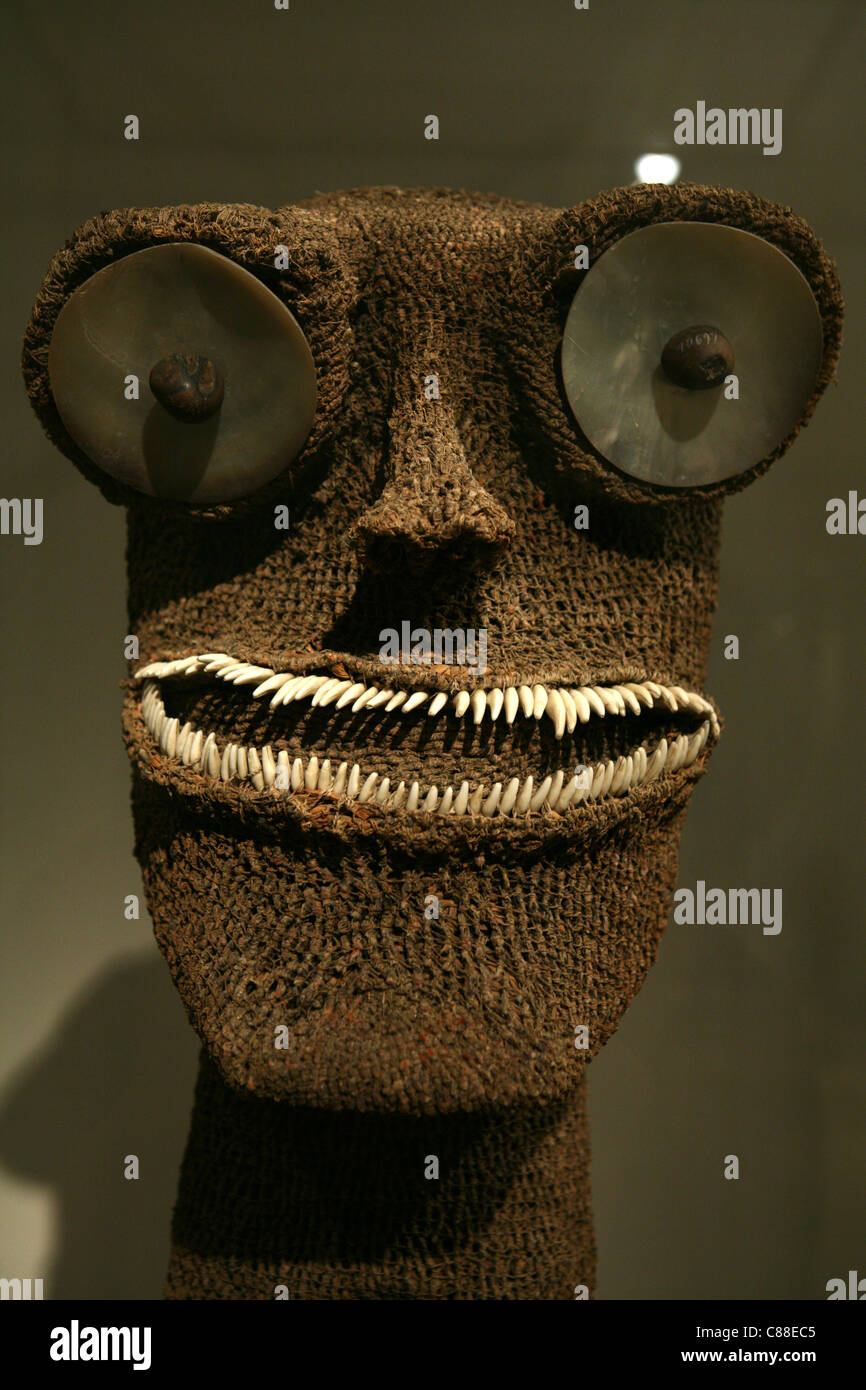 Idol de l'Illinois sur l'affichage dans le musée du Louvre à Paris, France. Les yeux de l'idole en date du 18e siècle sont à partir de la nacre et les dents sont des dents de chien. Banque D'Images