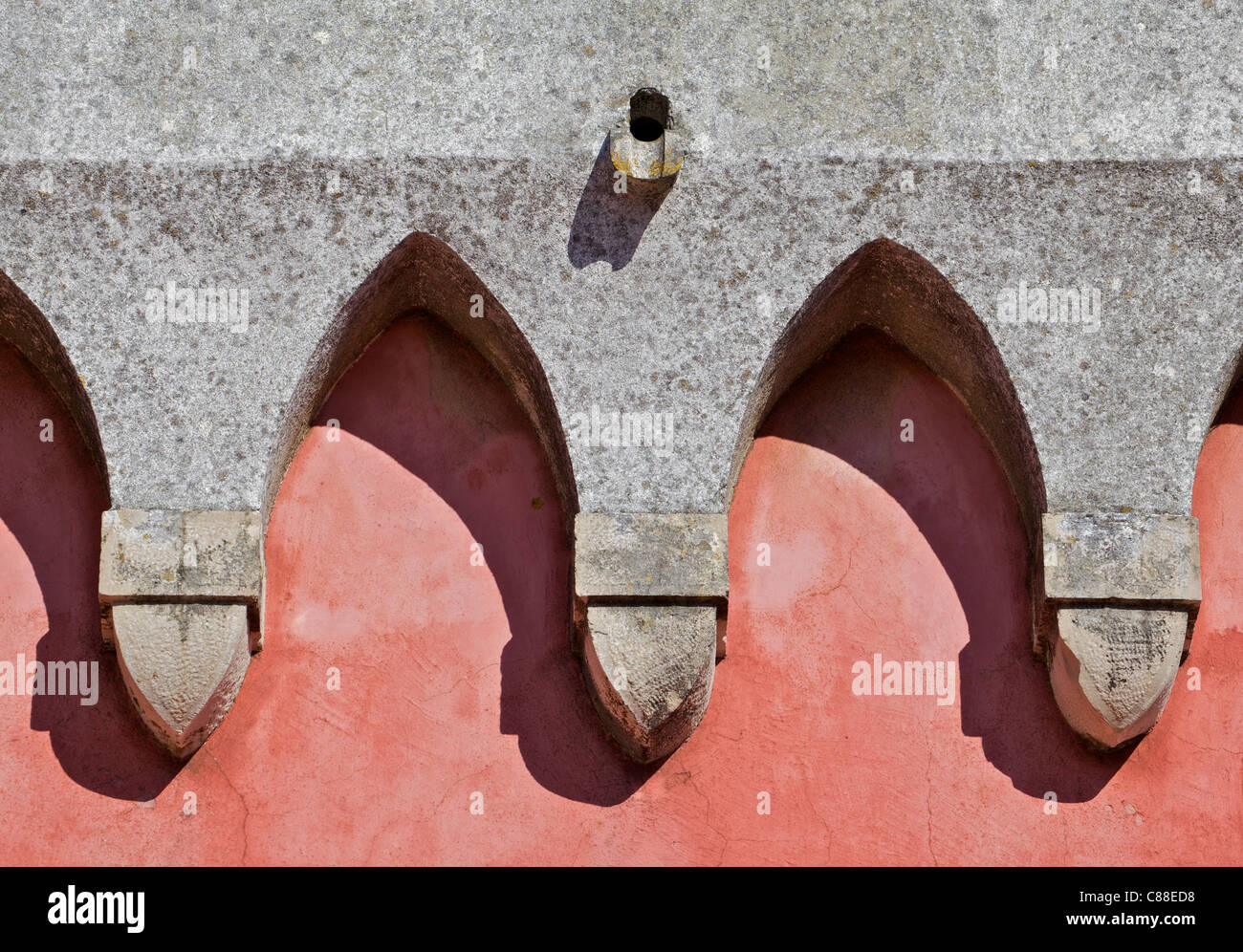 Conception d'ornements en pierre sculptée sur un mur de plâtre délavées rouge Banque D'Images
