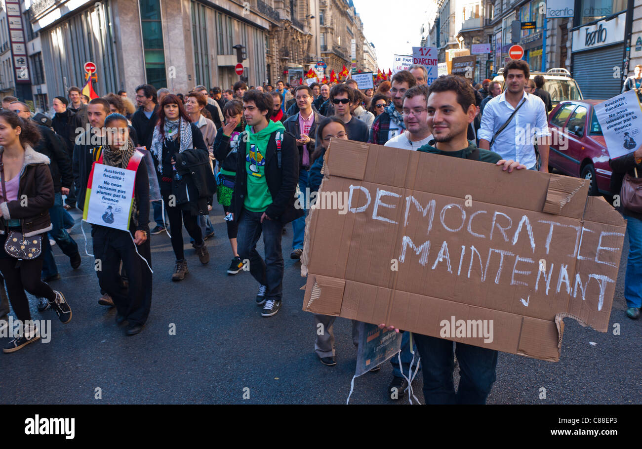 Paris, France. Foule d'adolescents, gens, portant la bannière de la démocratie, 'occuper la France', Indignados (indigné) mouvement, protester contre la cupidité des entreprises et les politiques d'austérité du gouvernement. Manifestation, soutien international aux manifestations "Occupy Wall Street", tenant un panneau de protestation : "démocratie maintenant" soutien au capitalisme de protestation Banque D'Images