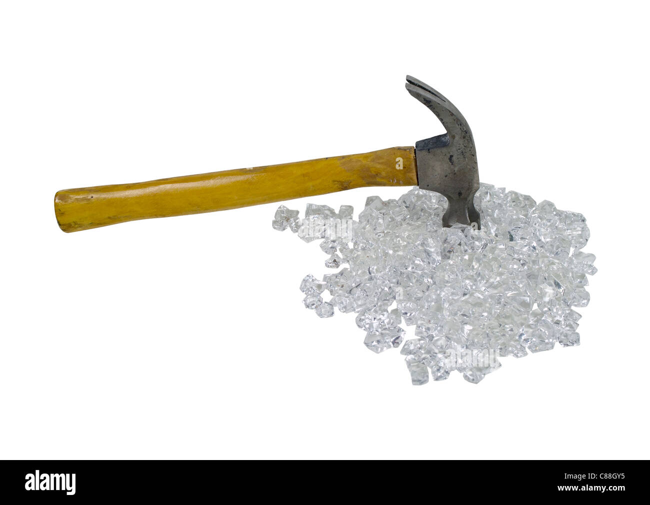 Marteau avec une poignée de bois utilisé comme un outil à la personne sur un tas de verre cassé - chemin inclus Banque D'Images