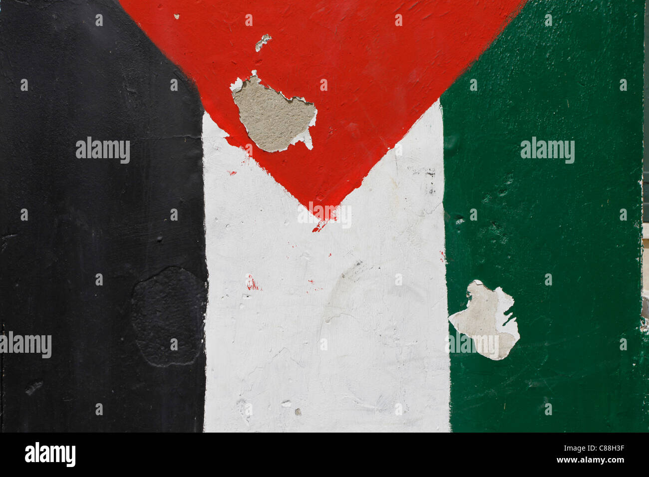 La peinture écaillée d'un drapeau palestinien peint dans un mur en Cisjordanie Territoires Palestiniens Israël Banque D'Images