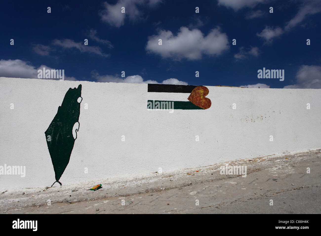 Le drapeau palestinien et Israël site en vert peint sur un mur blanc dans le village palestinien de Jaayus en Cisjordanie dans les territoires palestiniens, Israël Banque D'Images