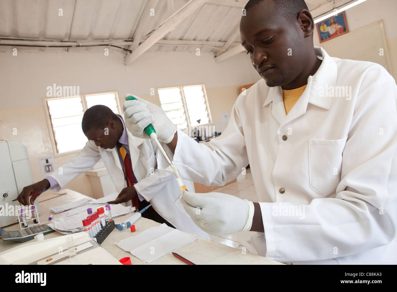 Les techniciens de laboratoire des échantillons de sang d'essai des patients atteints du VIH dans un hôpital de Luanshya, Zambie. Banque D'Images