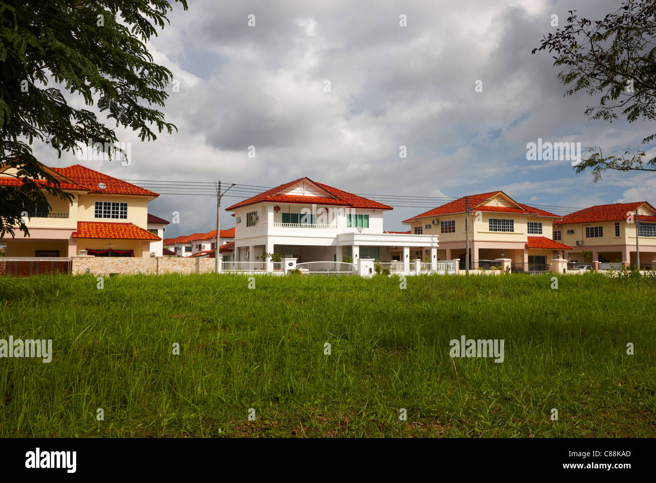 Maisons modernes, Miri, Sarawak, Malaisie, Asie Banque D'Images