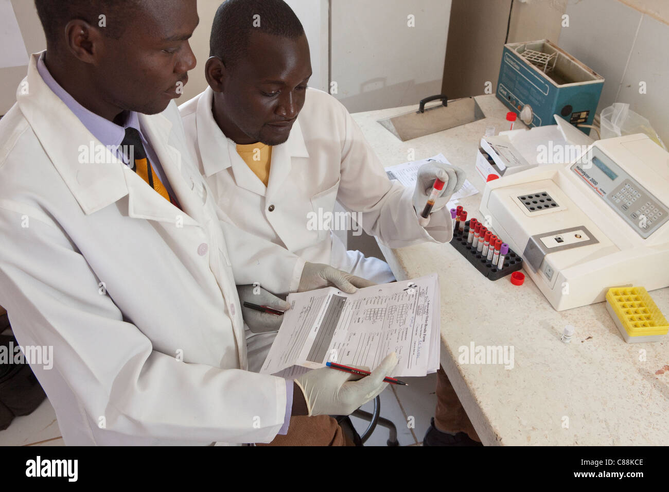 Les techniciens de laboratoire des échantillons de sang d'essai des patients atteints du VIH dans un hôpital de Luanshya, Zambie. Banque D'Images